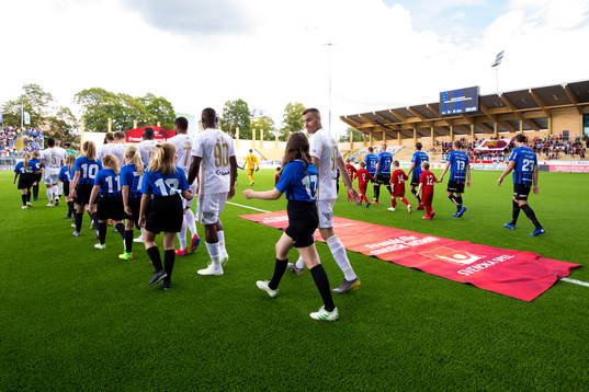 Östersunds och Sirius spelare gör entré på planen
