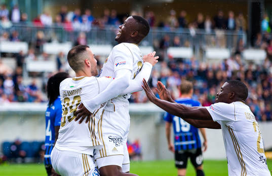 Östersunds Alhaji Gero (m) jublar med Dino Islamovic och