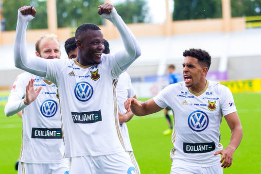 Östersunds Alhaji Gero (v) jublar med Marco Weymans (h)