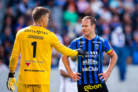 Sirius målvakt Lukas Jonsson och Niklas Busch Thor i ett