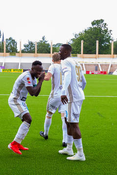 Östersunds Sam Mensiro och Alhaji Gero jublar