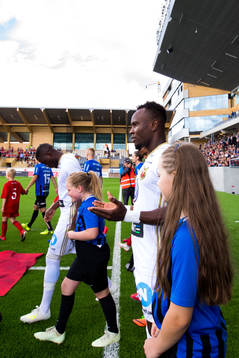 Östersunds Sam Mensiro har stannat till bredvid lagens