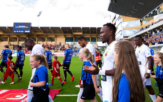 Östersunds Sam Mensiro har stannat till bredvid lagens