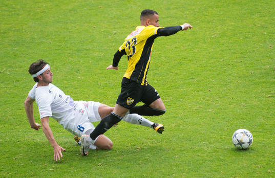IFK Hässleholms Mohammed Hamdan bringas på fall i matchen