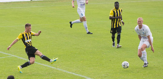 IFK Hässleholms Theo Ekström skjuter mot Berga-målet i