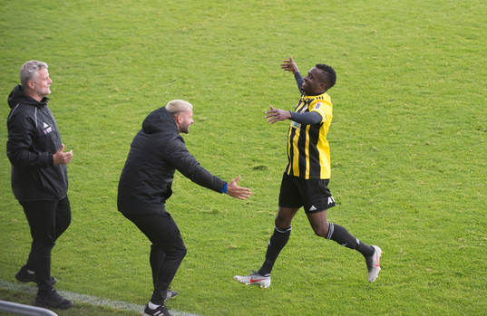 IFK Hässleholms Abelto Ikose har gjort mål och jublar med