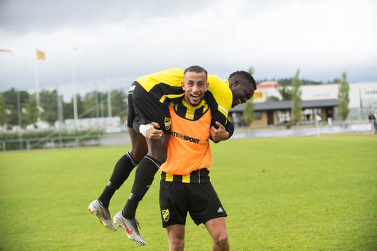 IFK Hässleholms Mohammed Hamdan bär Abelto Ikose i