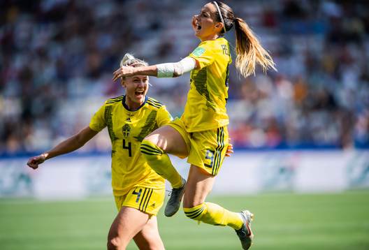 Kosovare Asllani of Sweden celebrate with Hanna Glas