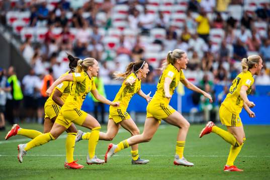 Kosovare Asllani of Sweden celebrate winning bronze