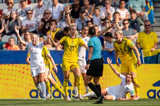 Beth Mead, Jill Scott and Fran Kirby of England reacts