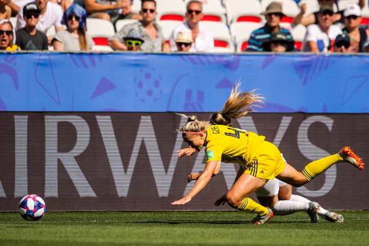 Hanna Glas of Sweden and Beth Mead of England