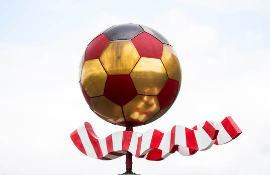 Fotbollsstaty utanför Guldfågeln Arena