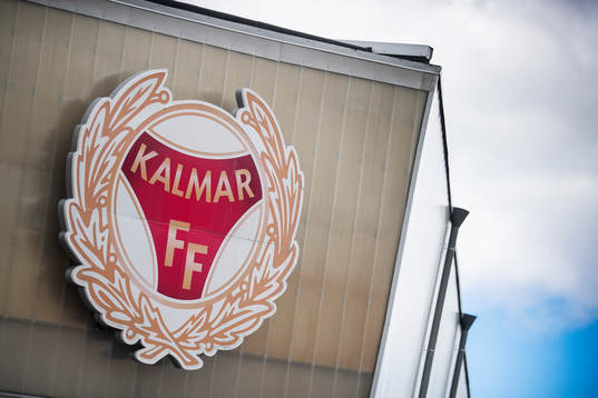 Skylt med Kalmar FFs klubbmärke på Guldfågeln Arena