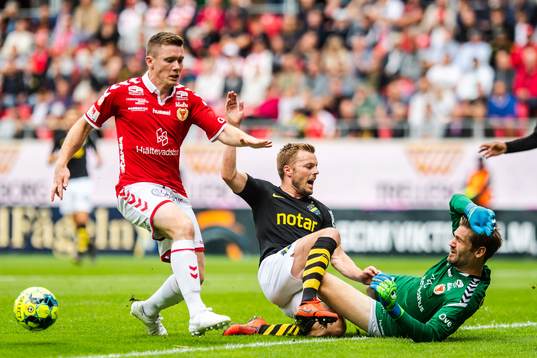 s Sebastian Larsson mot Kalmars Victor Agardius och