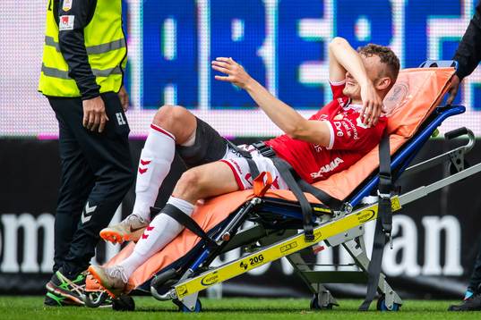 Kalmars Piotr Johansson har ont när han bärs ut på bår