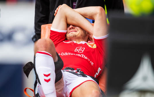 Kalmars Piotr Johansson bär ut på bår