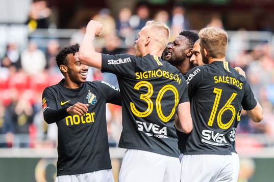 s Chinedu Obasi jublar med lagkamrater