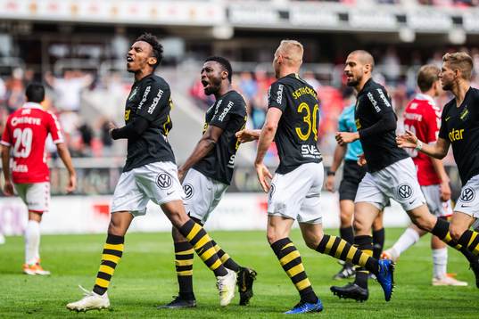 s Chinedu Obasi jublar med lagkamrater