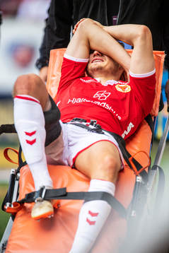 Kalmars Piotr Johansson skadades och blev utburen på bår