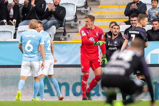 Malmö FFs Johan Dahlin i samtal med Oscar Lewicki och Eric