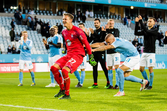 Malmö FFs Johan Dahlin blir framknuffad av Guillermo Molins