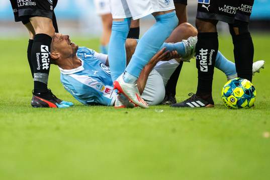 Malmö FFs Markus Rosenberg tar sig för benet