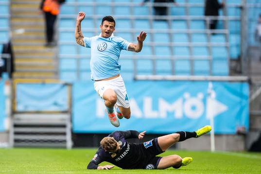 Örebros Michael Almebäck och Malmö FFs Behrang Safari
