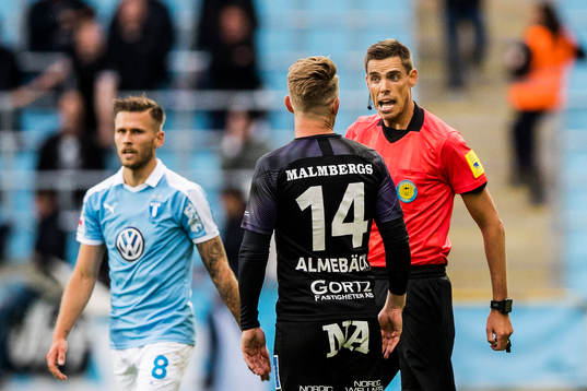 Domare Magnus Lindgren i diskussion med Örebros Michael