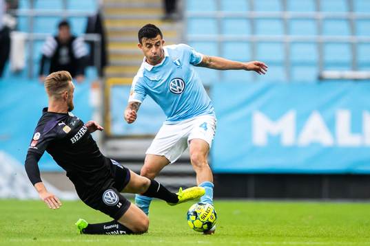 Örebros Michael Almebäck och Malmö FFs Behrang Safari