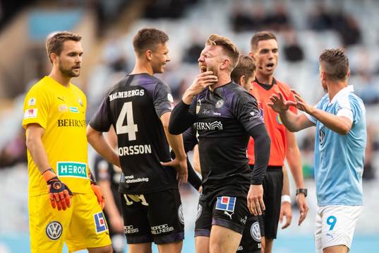 Örebros Michael Almebäck har ont