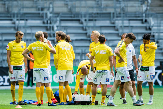 Falkenbergs spelare värmer upp