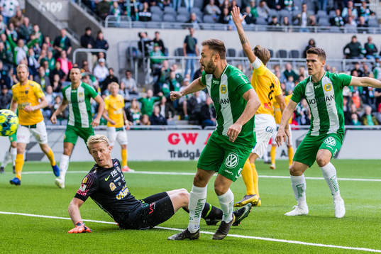 Falkenbergs målvakt Hampus Nilsson och Hammarbys Simon