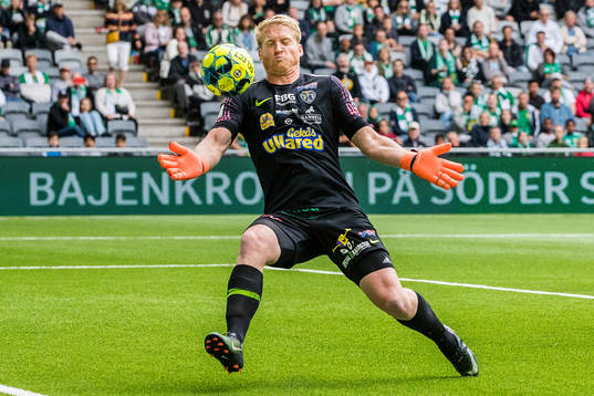 Falkenbergs målvakt Hampus Nilsson räddar