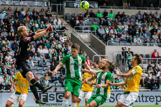 Falkenbergs målvakt Hampus Nilsson räddar framför