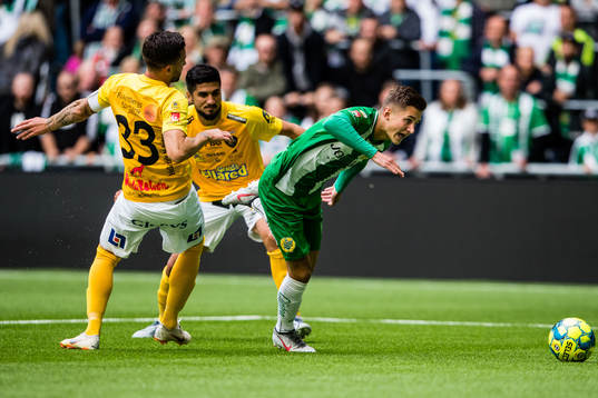 Falkenbergs Tibor Joza och Hammarbys Leo Bengtsson i duell