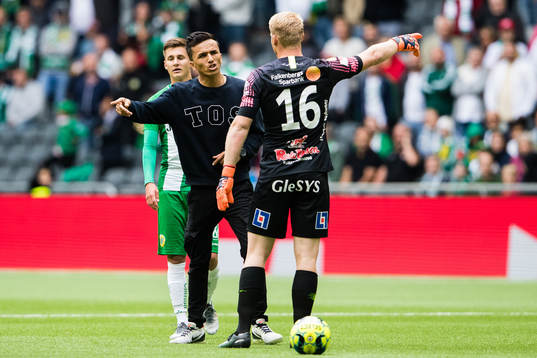 En åskådare tar sig in på planen och samtalar med
