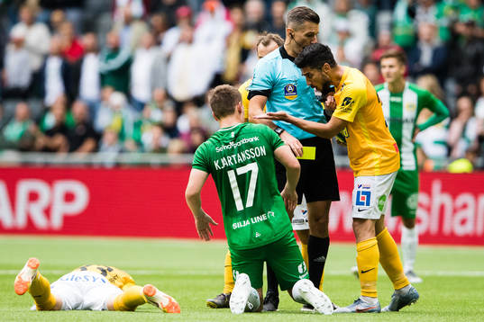 Falkenbergs Mahmut Özen får sitt andra gula kort av