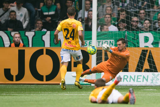 Hammarbys målvakt Davor Blazevic med en räddning