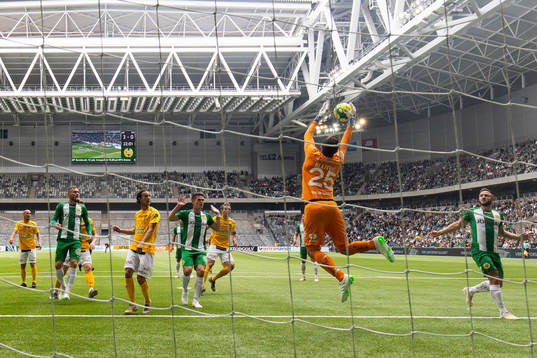 Hammarbys målvakt Davor Blazevic med en räddning