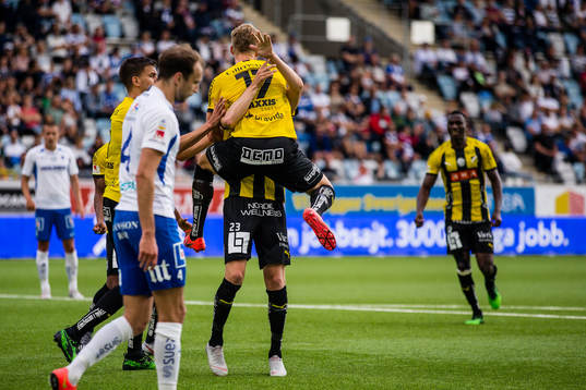 Häckens spelare jublar