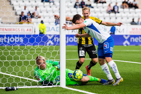 Norrköping målvakt Isak Pettersson räddar på mållinjen