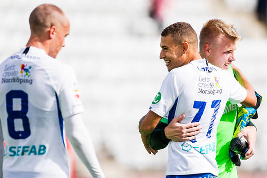 Norrköpings Jordan Larsson och målvakt Isak Pettersson