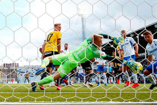 IFK Norrköpings målvakt Isak Pettersson räddar