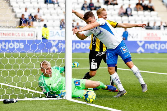 Häckens Gustav Berggren reagerar intill IFK Norrköpings