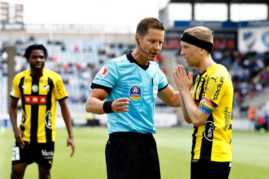 Häckens Rasmus Lindgren diskuterar med domare Martin