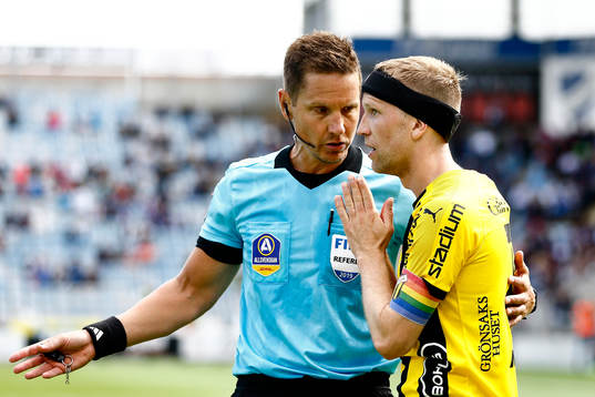 Häckens Rasmus Lindgren diskuterar med domare Martin