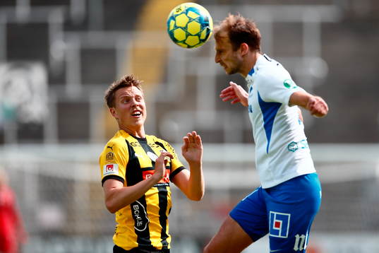 Häckens Viktor Lundberg ser på när IFK Norrköpings IFK