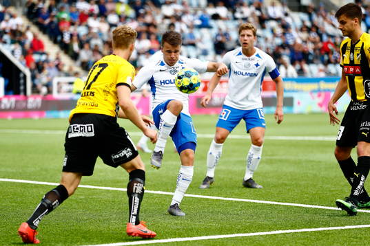 IFK Norrköpings Simon Skrabb rensar i eget straffområde