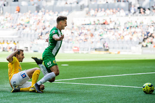 Hammarbys Alexander Kacaniklic blir fälld