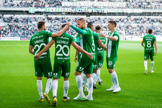 Hammarbys Alexander Kacaniklic jublar med lagkamrater